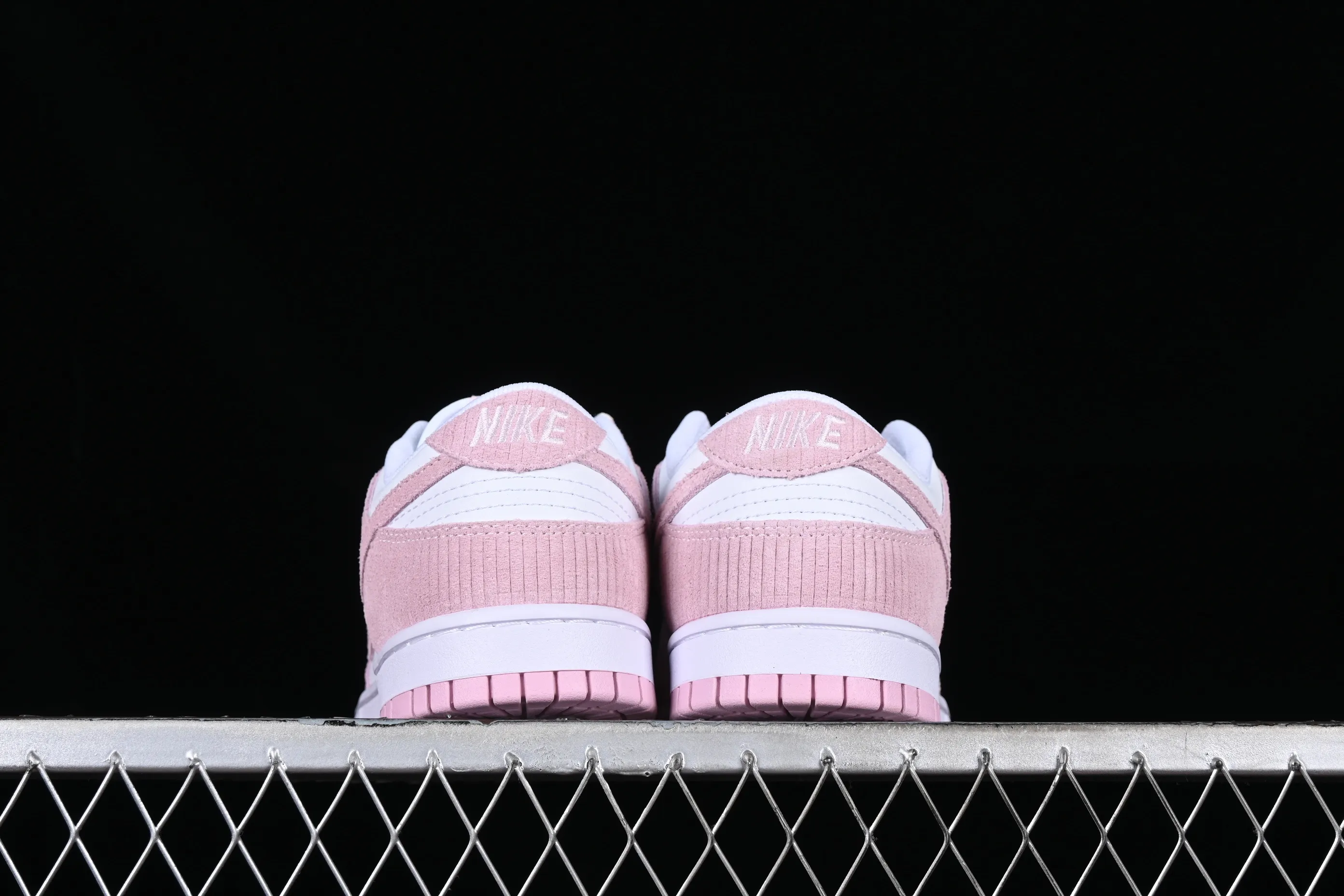 All categories Nk SB Dunk Series Nk SB Dunk Low low-top sneakers Cost-effective version Nk Dunk Low "Pink Corduroy" dirty pink corduroy SB low-top sports and leisure sneakers FN7167-100